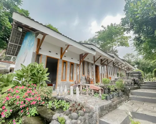 Urbanview Hotel d'Pineapple Villa Ciater by RedDoorz Hotels in Ciater