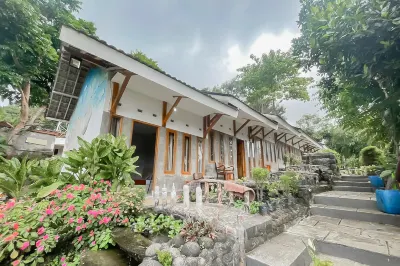 Urbanview Hotel d'Pineapple Villa Ciater by RedDoorz โรงแรมใกล้จุดตั้งแคมป์ Grafika Cikole