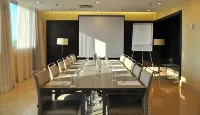 LCB Hotel Fuenlabrada - parking