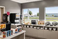 Microtel Inn & Suites Montreal Airport-Dorval QC Hotel a Dorval