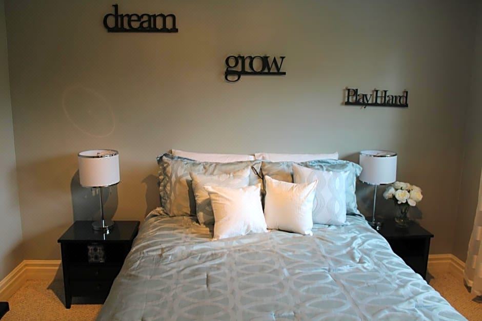 Water's Edge B & B - Housity