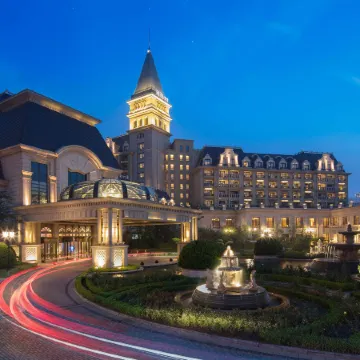 Hilton Qingdao Golden Beach Отели рядом с достопримечательностью «Пляж Голден-Бич»