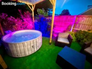 Remarkable 3-Bed Hot Tub House in Blackpool