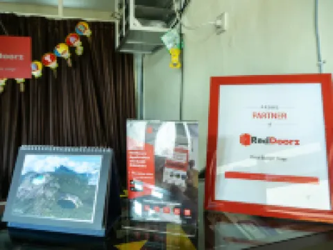 RedDoorz Near H. Hasan Aroeboesman Airport Hotels in Ende