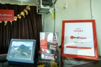 RedDoorz Near H. Hasan Aroeboesman Airport