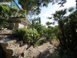 Panoramic Villa Near the Sea