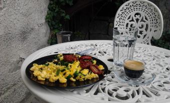 Baroque Hostel & Coworking