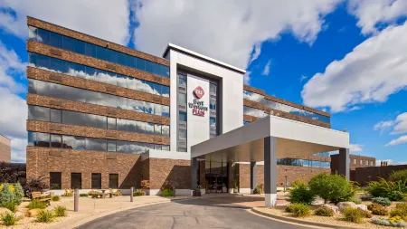 Best Western Plus Kelly Inn Отели рядом с достопримечательностью «Государственный университет Сент-Клауд»