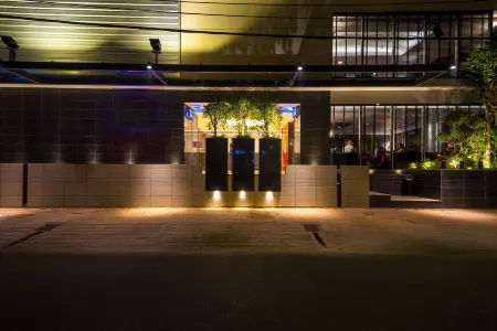 Best Western Plus Maple Leaf Отели рядом с Аэропорт Шах Джалал