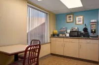 Super 8 by Wyndham Austin Downtown/Capitol Area - sarapan