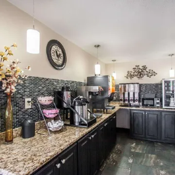 Econo Lodge Inn and Suites - Jackson