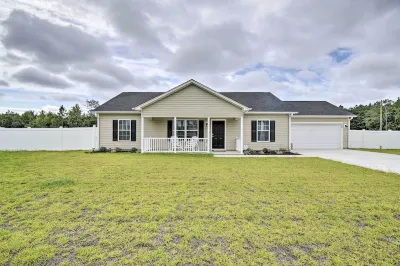 3 Mi to Golf: Loris Home w/ Big Private Yard!
