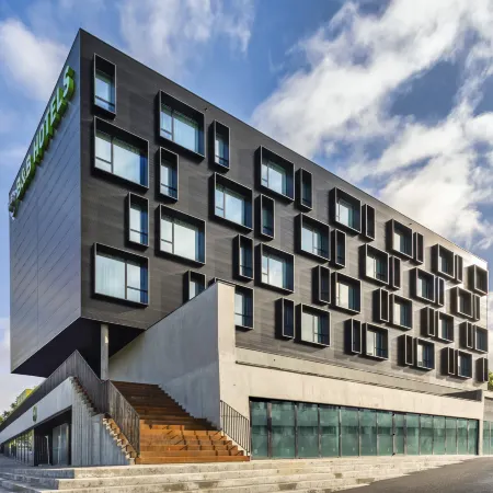 B&B Hotel Guimarães Отели рядом с достопримечательностью «Замок Гимарайнш»