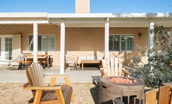 Hillside Desert House - Hot Tub, Fire Pit and BBQ! 3 Bedroom Home by RedAwning