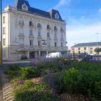 Logis hôtel-Restaurant Des Bourbons et Brasserie Pub 47 Hotel Exterior