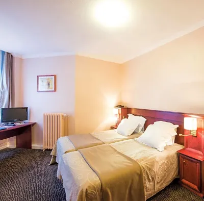 Metropol Hotel Hotels near Field of the Cloth of Gold / Camp du Drap d'Or (7-24 June 1520)
