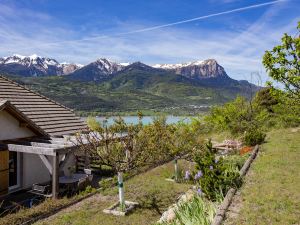 Vue exceptionnelle sur lac et montagnes, spacieux et très équipé...et le soleil!