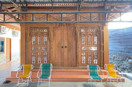 Adipura Guesthouse Syariah Mitra RedDoorz Near Terminal Nganjuk Отели рядом с достопримечательностью «Симпанг Лайма Картохархо»