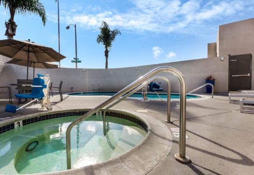 2. 라 퀸타 인 &..