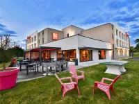 Ibis les Herbiers Отели в г. Тифож