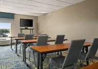 Hampton Inn & Suites Newport News-Airport (Oyster Point Area)