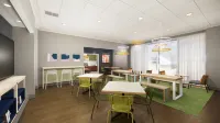 Spark by Hilton Grand Rapids - parking