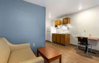 WoodSpring Suites Fayetteville I-49 - 駐車場