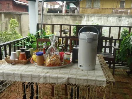 Ayutthaya Antique Homestay Отели рядом с достопримечательностью «Wat Suwandararam Ratchaworawihan»