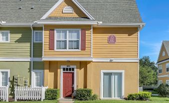 4 Bedroom Townhouse, Resort, 15 Mins to Disney, Themed Rooms Perfect for Kids
