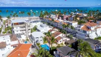 Beachfront 8Br Villa with Pool & Maid *Los Corales - 빌라