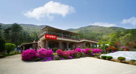 Buan Chilkdeokgol Pension Отели рядом с достопримечательностью «Gwan-Eumbong»