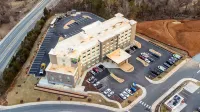 Holiday Inn Express & Suites Charlottesville Отели рядом с достопримечательностью «Университет Вирджиния»