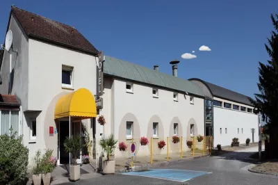 Hotel de la Gare Hotels in Courouvre