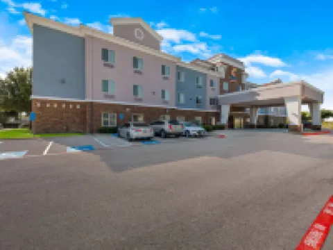 舒適套房酒店 巴斯特羅普縣酒店