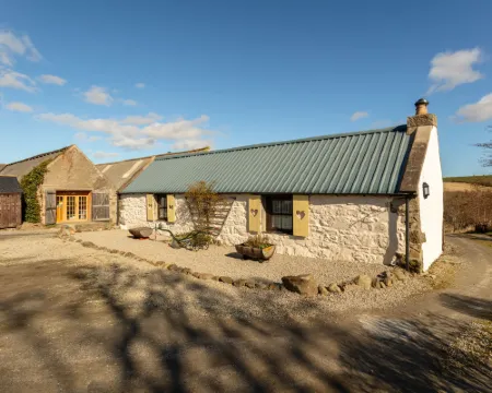 Sunflower Cottage Hotels in Huntly
