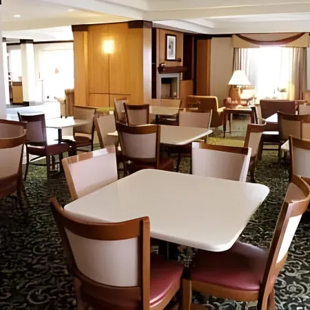 Fairfield Inn & Suites Indianapolis East Отели рядом с достопримечательностью «поле для гольфа Pleasant Run»