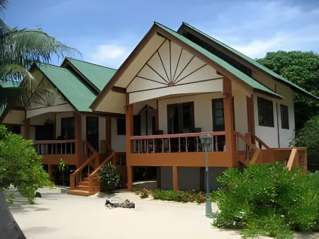 Lolita Bungalow Отели рядом с достопримечательностью «Пляж Майнам»