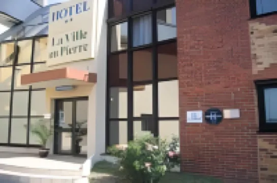 Hotel l'Ortega - Rennes St Jacques Aéroport のホテル