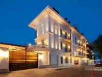 Villa le Premier Maestro Hotels near Arcadia Beach