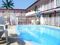 Skylark Resort Motel - Beach