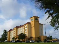 La Quinta Inn & Suites by Wyndham Arlington North 6 Flags Dr