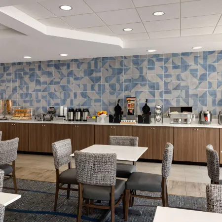 La Quinta Inn & Suites by Wyndham Springfield Airport Plaza