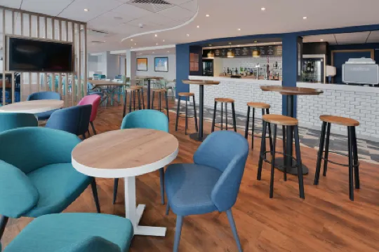 倫敦市機場旅遊旅館