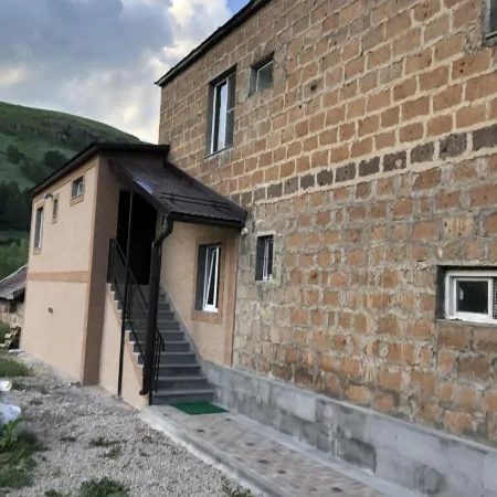 Istomán | Dom S Mangalom Apartments Отели рядом с достопримечательностью «Горнолыжный курорт Цахкадзор»