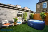 Luxury Versace 2 Bed, Hot Tub, Pool Table, Sky Tv