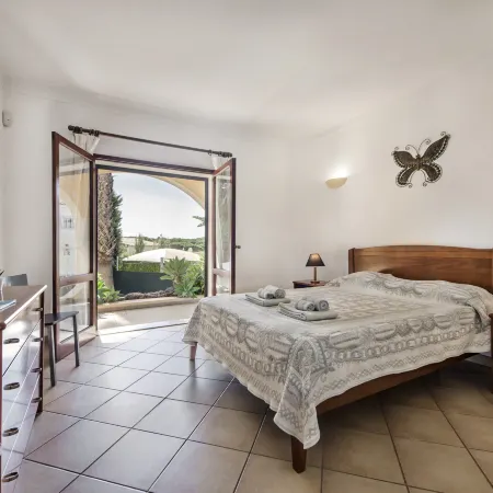 Exclusive Retreat in Vilamoura, Private Pool, Off-Street Parking, Free AC & Wifi