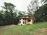 Chalé Encantador na Granja Viana Hotels in Carapicuiba