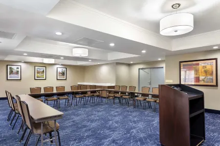 Comfort Suites Hanes Mall Отели рядом с достопримечательностью «Ханс Молл»