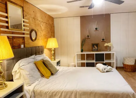 Stylish Apartment in Historic Downtown Parkville Отели рядом с достопримечательностью «Зона Роза Таун Сентер»