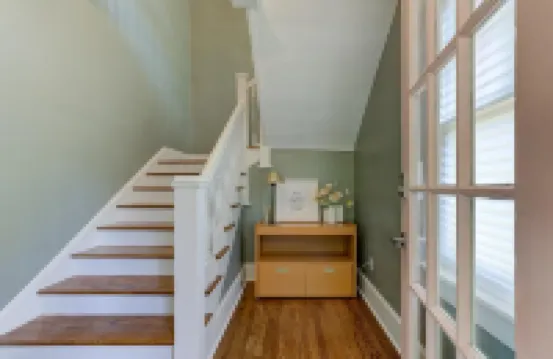 Modern and Stately Upper 2-bed in Historic Midtown